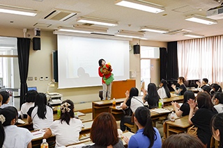 模擬授業 保育科「子どもの気持ちになって一緒に遊ぼう-子どものハートをつかむ遊び-」