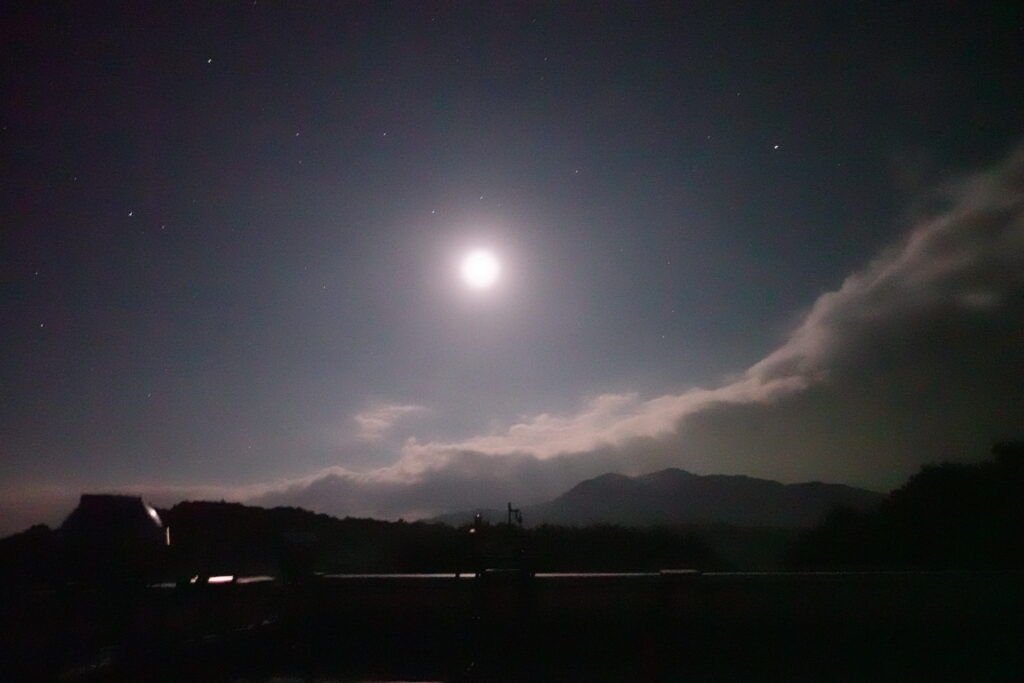 夜中14:00くらいの月明かりと星空です。